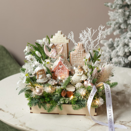 045. Новогодняя композиция с пряничными домиками и эльфами