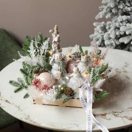 046. Новогодняя композиция со снеговиками и гирляндой "роса"