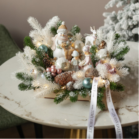 047. Новогодняя композиция со снеговиком, детками и шишками