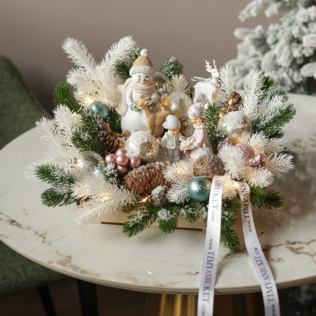 047. Новогодняя композиция со снеговиком, детками и шишками