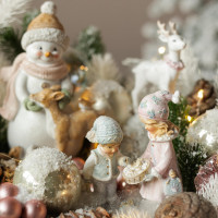 047. Новогодняя композиция со снеговиком, детками и шишками