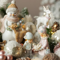 047. Новогодняя композиция со снеговиком, детками и шишками