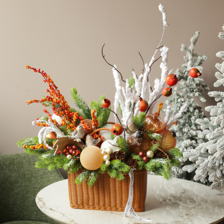 048. Новогодняя композиция с оранжевым декором, птицами в корзинке
