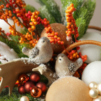 048. Новогодняя композиция с оранжевым декором, птицами в корзинке