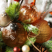 048. Новогодняя композиция с оранжевым декором, птицами в корзинке