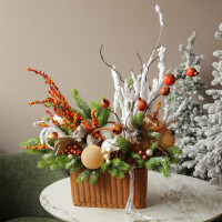 048. Новогодняя композиция с оранжевым декором, птицами в корзинке