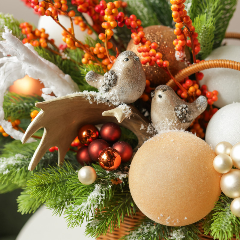 048. Новогодняя композиция с оранжевым декором, птицами в корзинке