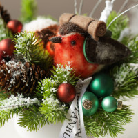 049. Новогодняя композиция в кашпо с пузатым снегирем