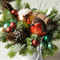 049. Новогодняя композиция в кашпо с пузатым снегирем