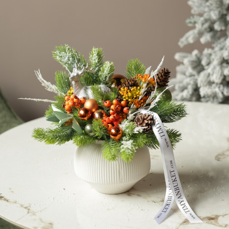 050. Новогодняя композиция в кашпо с оранжевым декором и оленем