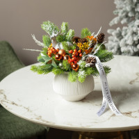 050. Новогодняя композиция в кашпо с оранжевым декором и оленем