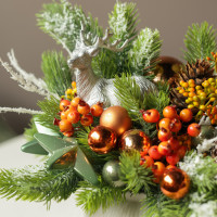 050. Новогодняя композиция в кашпо с оранжевым декором и оленем