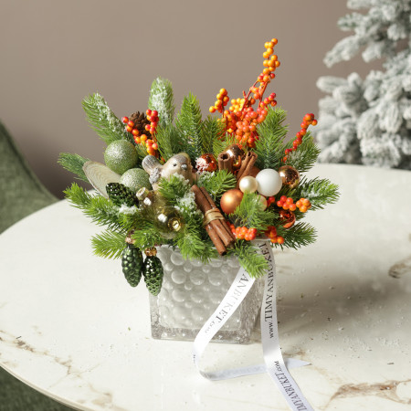 051. Новогодняя композиция в кашпо с оранжевыми ягодами и птичкой