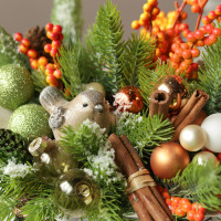 051. Новогодняя композиция в кашпо с оранжевыми ягодами и птичкой