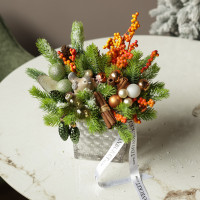 051. Новогодняя композиция в кашпо с оранжевыми ягодами и птичкой