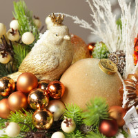 052. Новогодняя композиция в золотом кашпо с птичкой