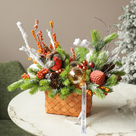 053. Новогодняя композиция с оранжевым декором со снегирем в плетеной корзинке