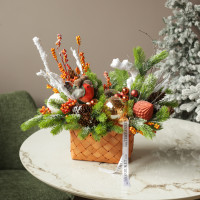 053. Новогодняя композиция с оранжевым декором со снегирем в плетеной корзинке