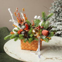 053. Новогодняя композиция с оранжевым декором со снегирем в плетеной корзинке