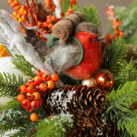 053. Новогодняя композиция с оранжевым декором со снегирем в плетеной корзинке