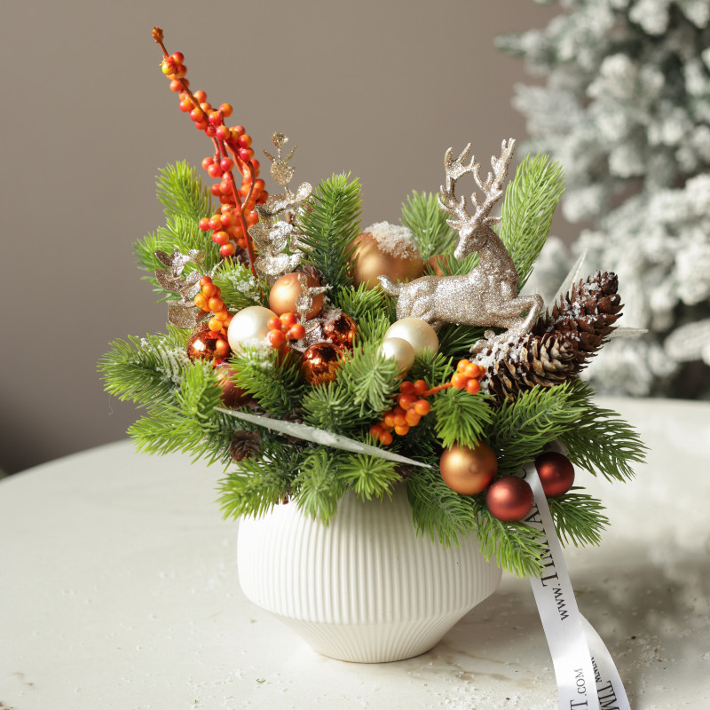 054. Новогодняя композиция в кашпо с оранжевым декором и оленем