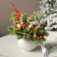 054. Новогодняя композиция в кашпо с оранжевым декором и оленем