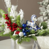 055. Новогодняя композиция в кашпо с лошадкой гжель