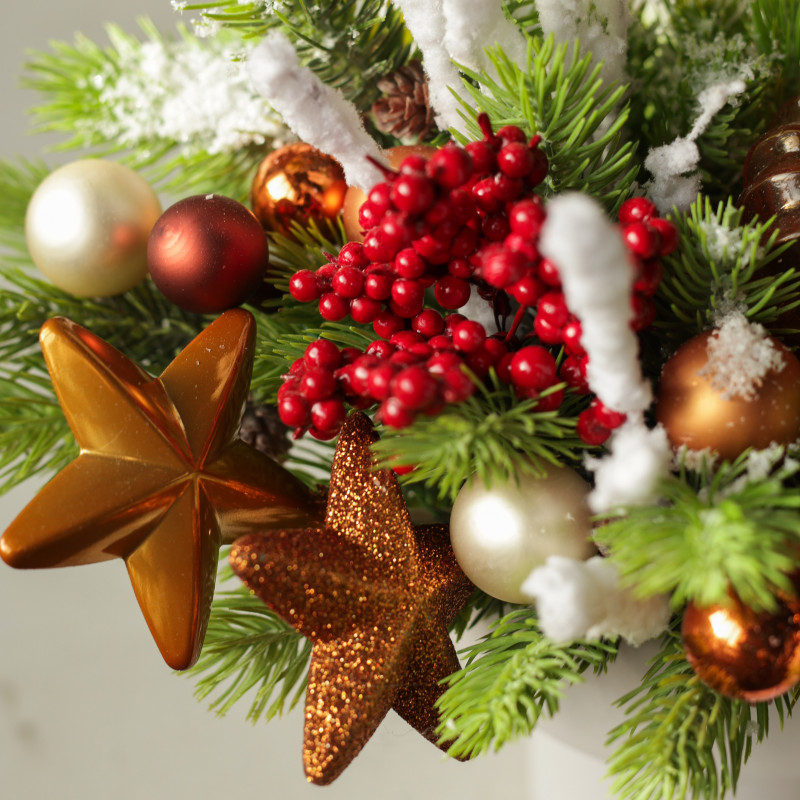 056. Новогодняя композиция в кашпо с красно-оранжевым декором