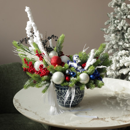 057. Новогодняя композиция в кашпо с красно-синим декором с лошадкой гжель