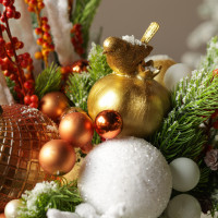 058. Новогодняя композиция в золотом кашпо с оранжево-белым декором