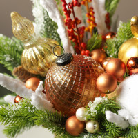 058. Новогодняя композиция в золотом кашпо с оранжево-белым декором