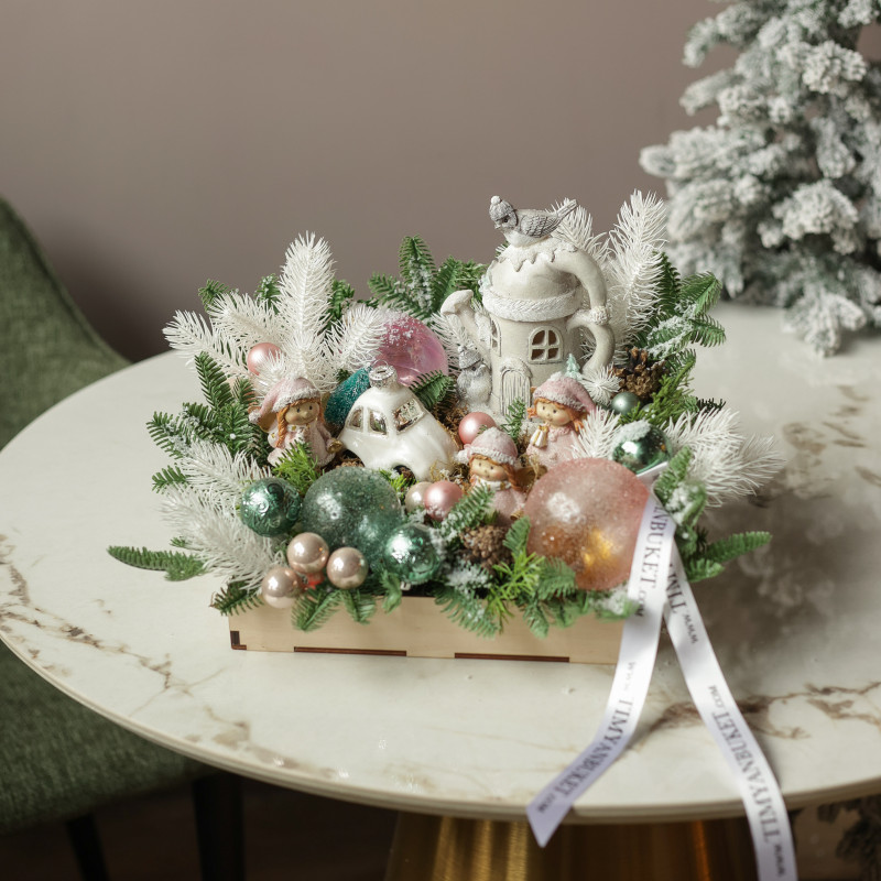 059. Новогодняя композиция нежная с домиком, эльфами и машинкой