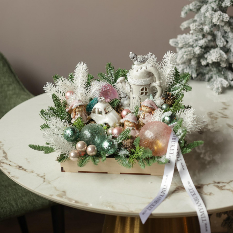 059. Новогодняя композиция нежная с домиком, эльфами и машинкой