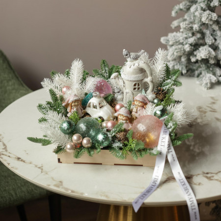 059. Новогодняя композиция нежная с домиком, эльфами и машинкой