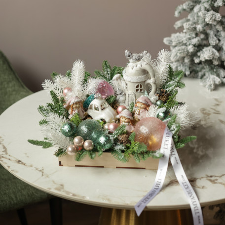 059. Новогодняя композиция нежная с домиком, эльфами и машинкой