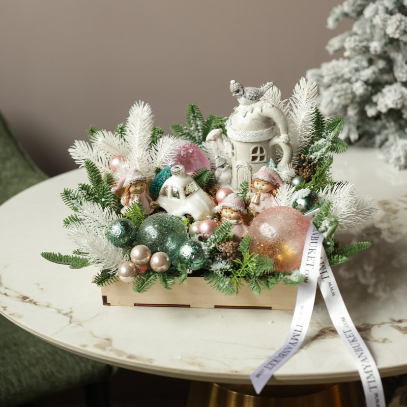 059. Новогодняя композиция нежная с домиком, эльфами и машинкой