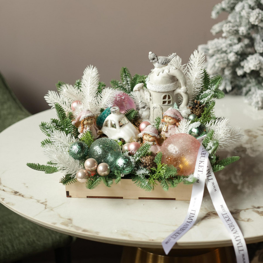 059. Новогодняя композиция нежная с домиком, эльфами и машинкой