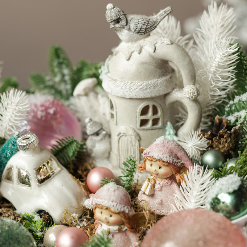 059. Новогодняя композиция нежная с домиком, эльфами и машинкой