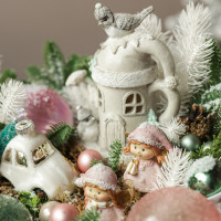 059. Новогодняя композиция нежная с домиком, эльфами и машинкой