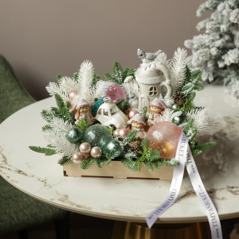 059. Новогодняя композиция нежная с домиком, эльфами и машинкой