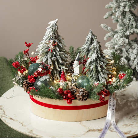 060. Новогодняя композиция в деревянном кашпо с красно-изумрудным декором с елочками и гномами