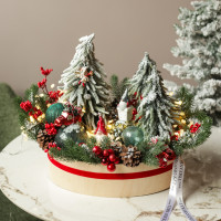 060. Новогодняя композиция в деревянном кашпо с красно-изумрудным декором с елочками и гномами