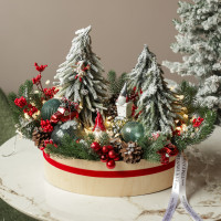 060. Новогодняя композиция в деревянном кашпо с красно-изумрудным декором с елочками и гномами