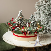 060. Новогодняя композиция в деревянном кашпо с красно-изумрудным декором с елочками и гномами