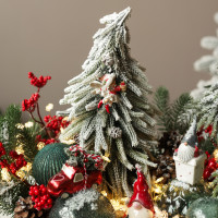 060. Новогодняя композиция в деревянном кашпо с красно-изумрудным декором с елочками и гномами