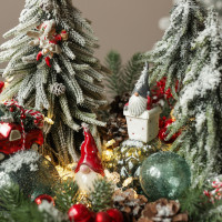 060. Новогодняя композиция в деревянном кашпо с красно-изумрудным декором с елочками и гномами