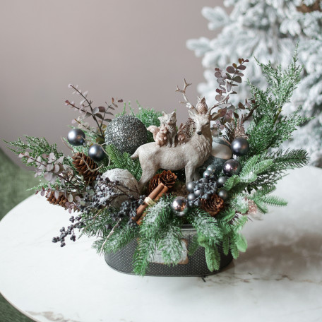 061. Композиция с декором стального цвета и фигуркой оленя