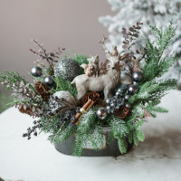 061. Композиция с декором стального цвета и фигуркой оленя