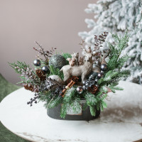 061. Композиция с декором стального цвета и фигуркой оленя