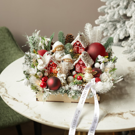 062. Новогодняя композиция с румяными эльфами и пряничными красными домиками